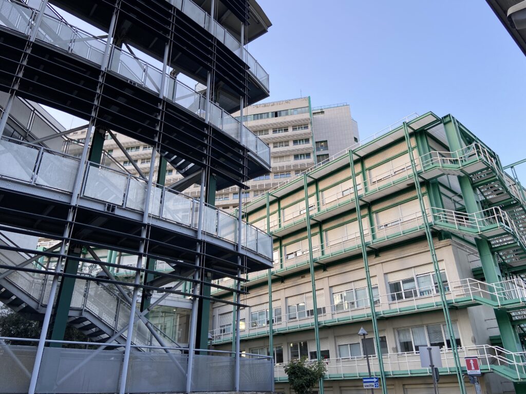 Scooter finisce contro spartitraffico in via Murri, grave 65enne