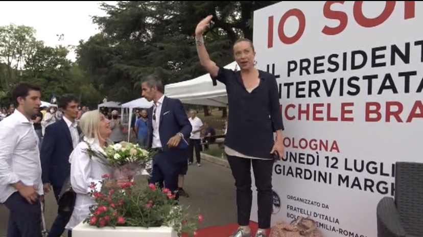 Bar suona ‘Bella ciao’ vicino a Giorgia Meloni