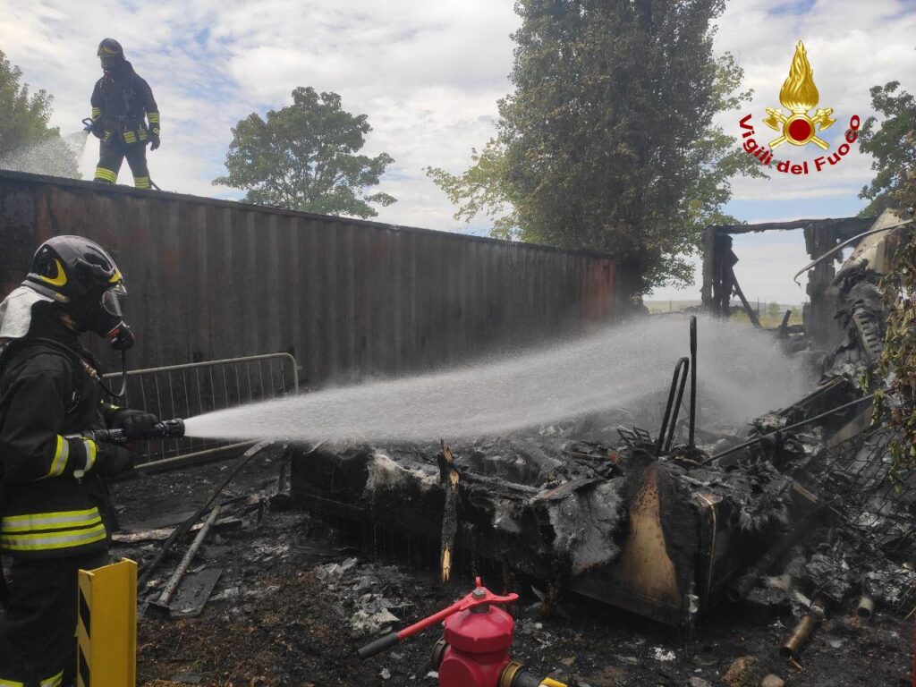 Incendio in parcheggio camion ad Anzola dell’Emilia