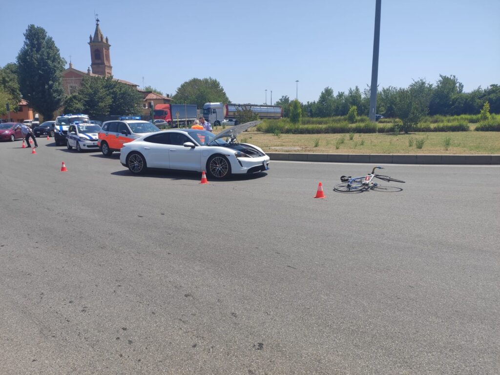 Auto contro bici nella rotatoria, ferito anziano