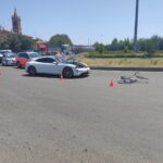 Auto contro bici nella rotatoria, ferito anziano