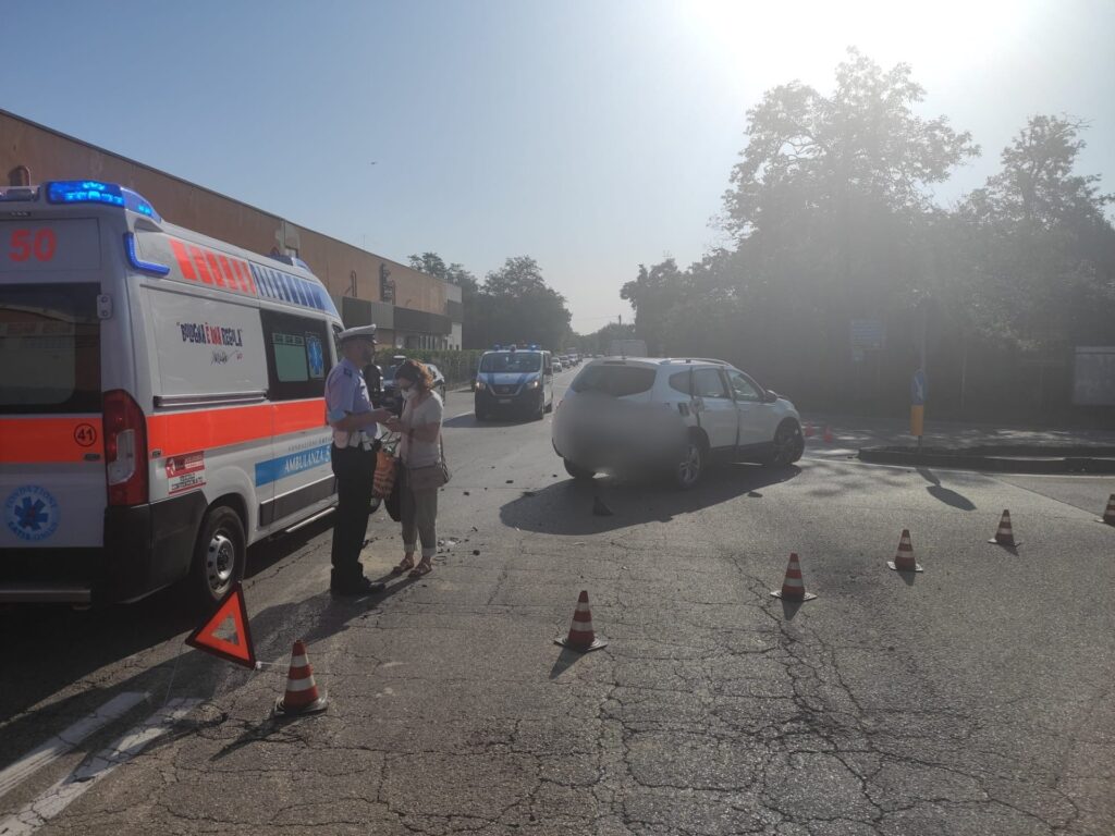 Scontro auto-furgone a San Lazzaro di Savena, ferita una donna