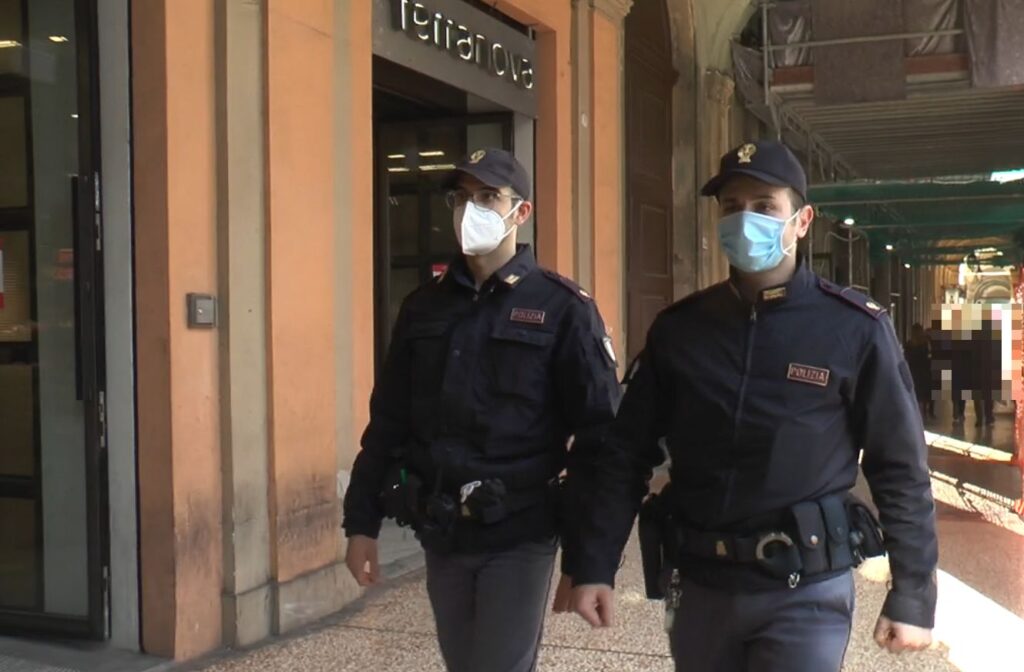 Borseggia cliente di un negozio, denunciata 18enne