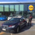 Rubano televisore e feriscono dipendente supermercato: denunciati