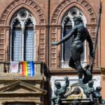 Morte Gino Strada. Bandiera della Pace e di Emergency affisse a Palazzo d’Accursio