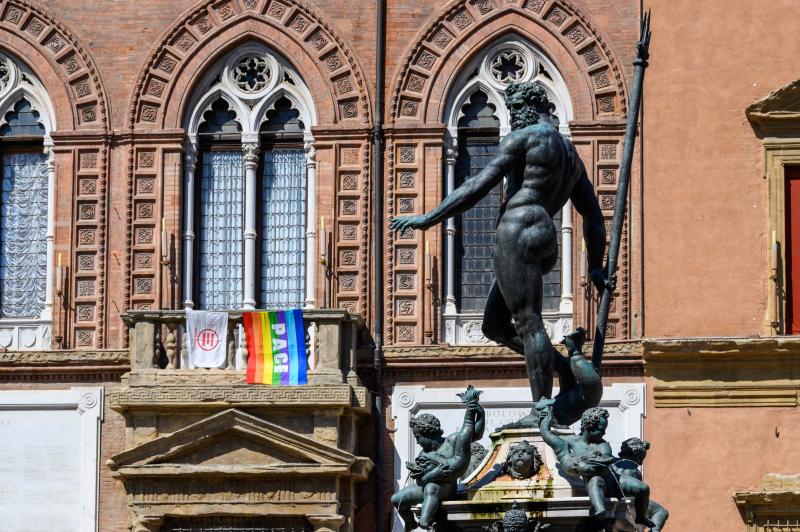 Morte Gino Strada. Bandiera della Pace e di Emergency affisse a Palazzo d’Accursio