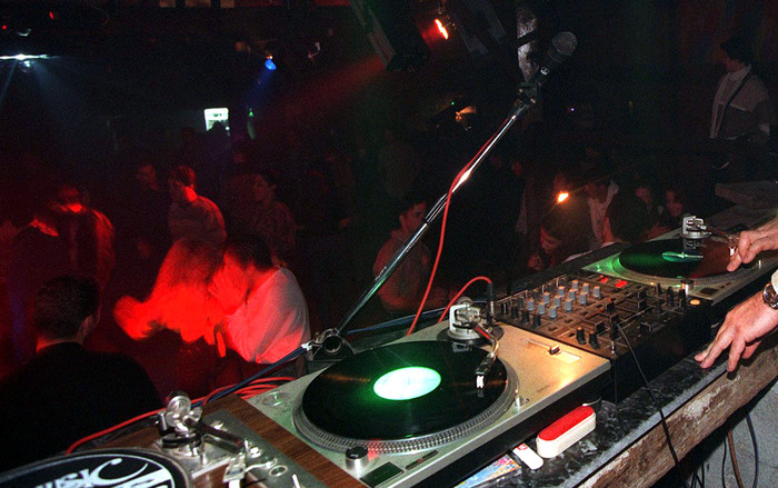 Folla senza mascherine, stop anche al Peter Pan