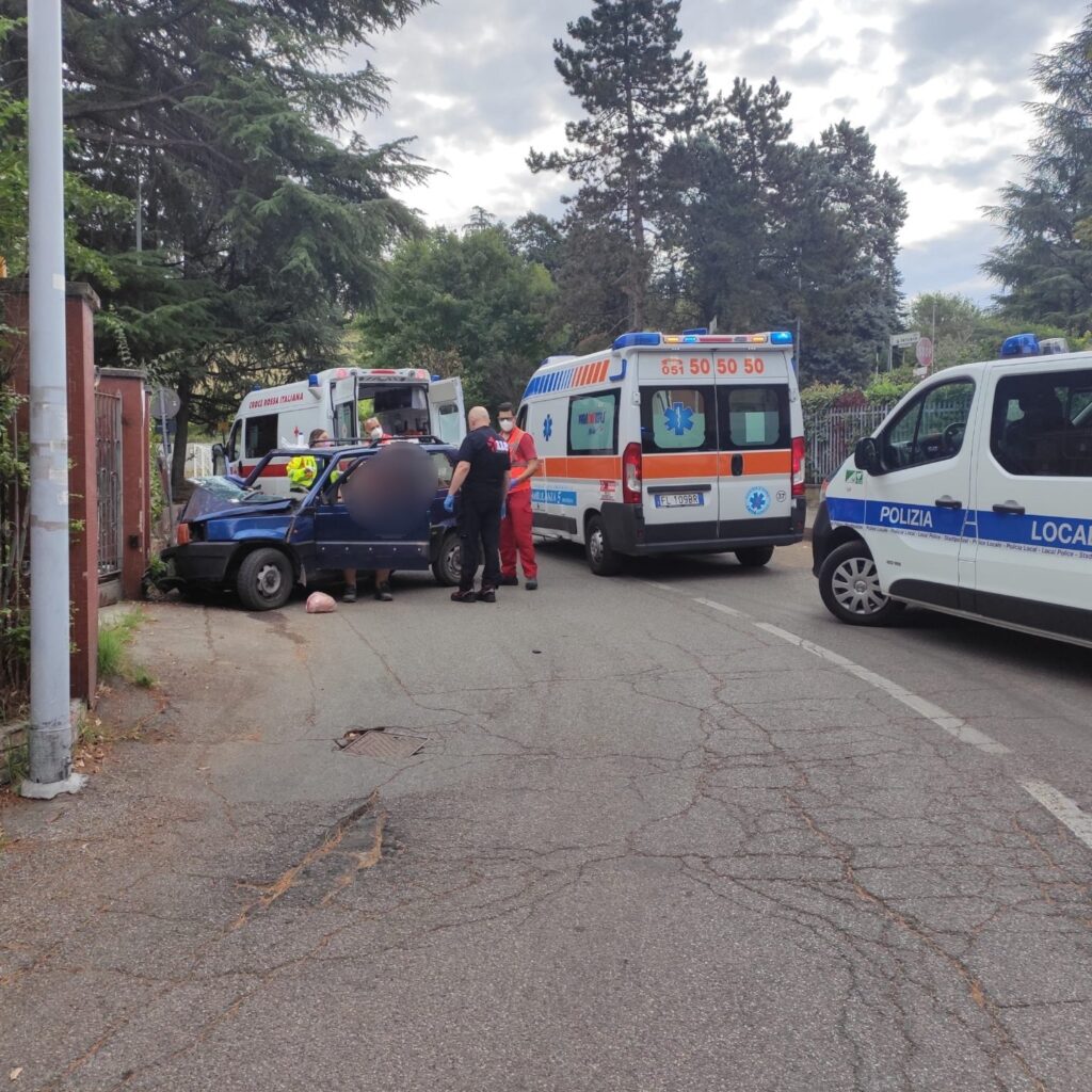 Anziani coniugi finiscono con l’auto contro una recinzione