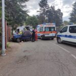 Anziani coniugi finiscono con l’auto contro una recinzione