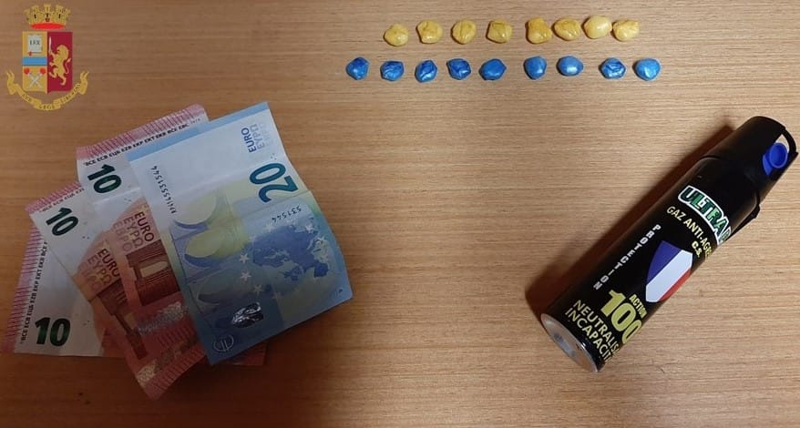 Vede Ps e scappa in monopattino: arrestato pusher 21enne