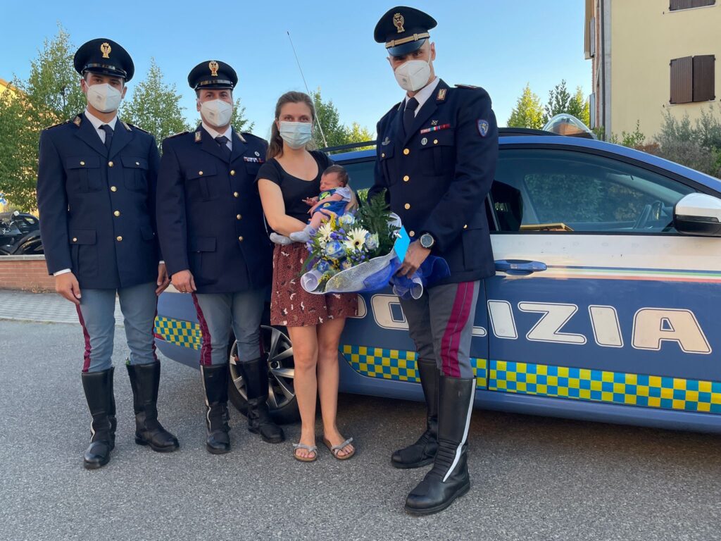 Rischia di partorire in autostrada, scortata in ospedale dalla Polizia