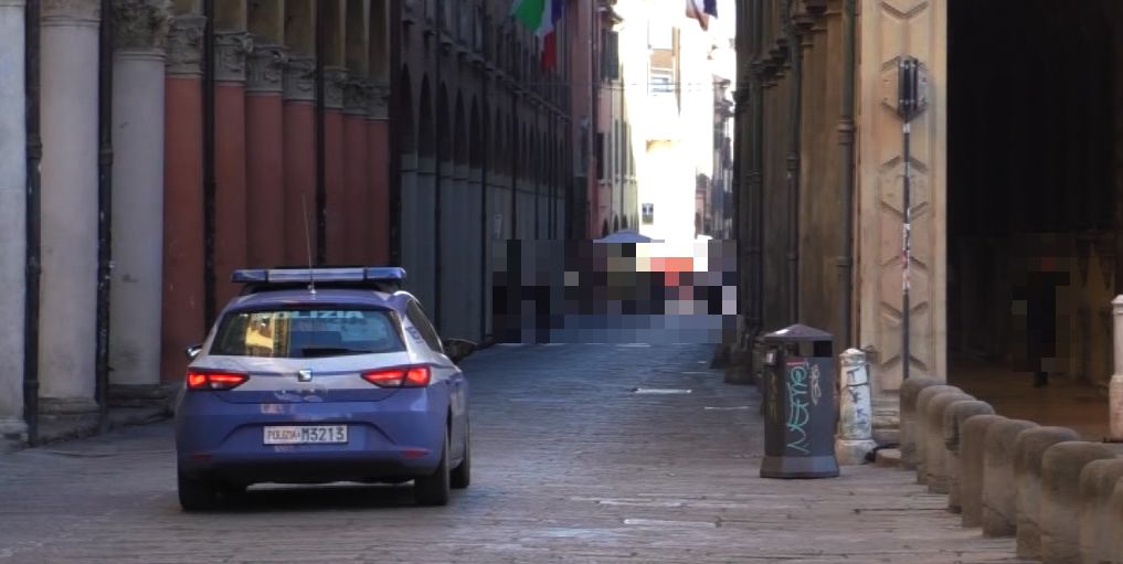 Ferito a colpi di rasoio in zona universitaria