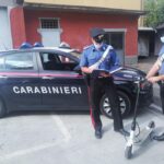 Rischia la vita ubriaco sul monopattino. Fermato dai cc