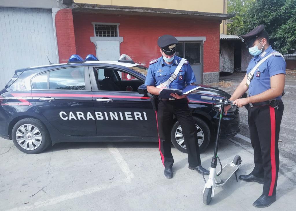 Rischia la vita ubriaco sul monopattino. Fermato dai cc