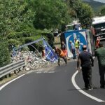Si ribalta camion a Marzabotto, chiusa la Porrettana