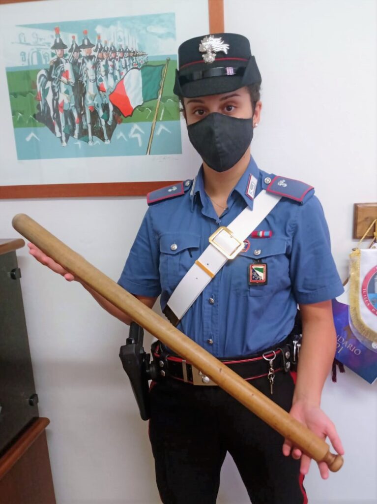 Dopo un sorpasso azzardato minaccia automobilista con un mattarello