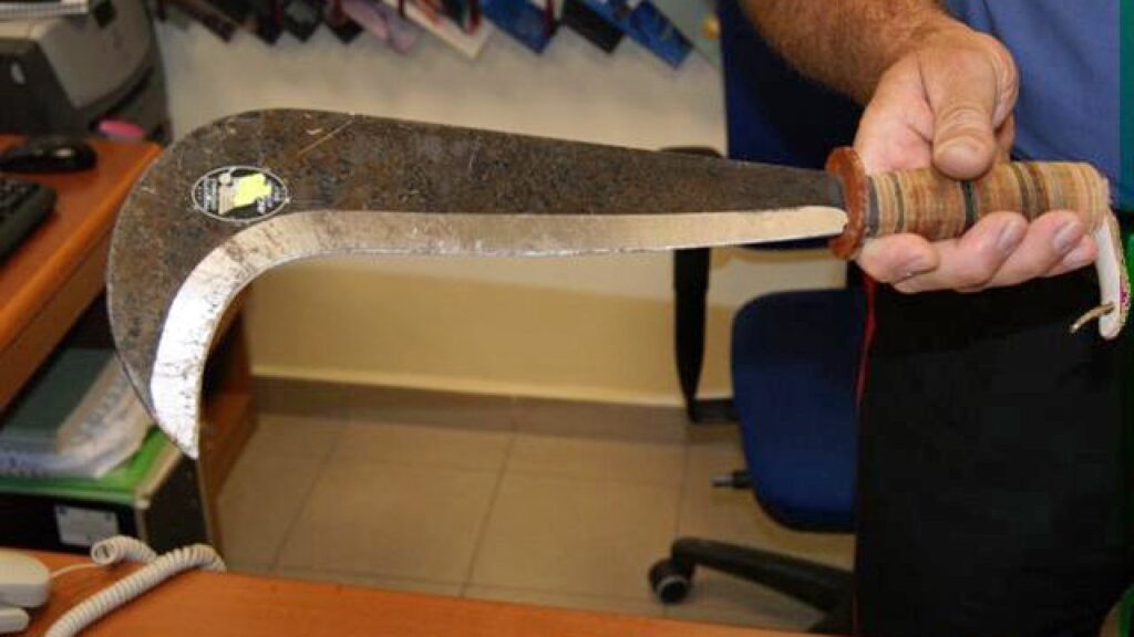 A 85 anni minaccia il vicino con una roncola, pensionato denunciato