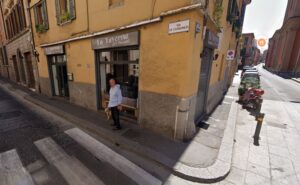 Atti osceni in pieno giorno, coppia nei guai