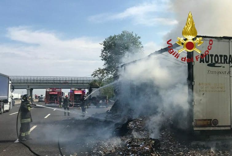 Camion a fuoco in A1, lunghe code fra Modena e Bologna