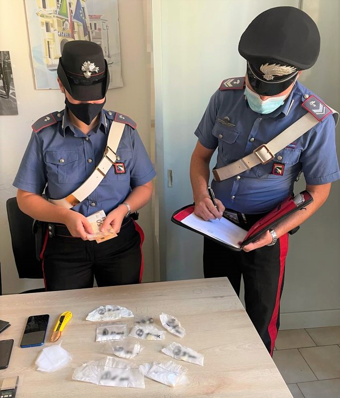 Pusher con reddito di cittadinanza arrestato dai Cc