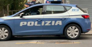 Picchia e getta un cagnolino in un cassonetto: denunciato