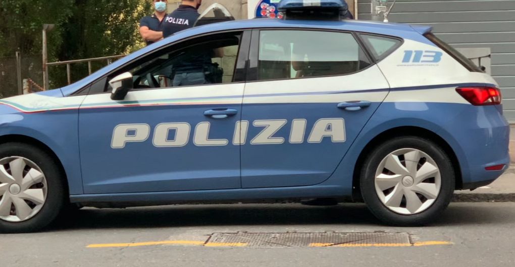 Tenta di entrare a calci a casa della ex, arrestato