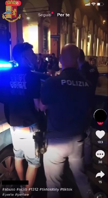 Commenta su Tik Tok e incita a picchiare agente di polizia: denunciato