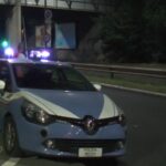 Lanci di sassi contro auto: danneggiata vettura in via Corelli