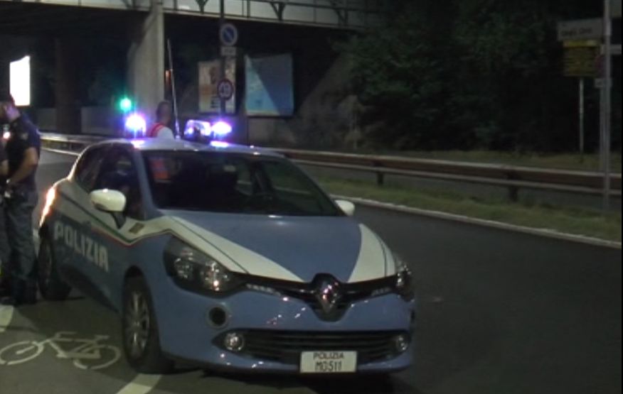 Lanci di sassi contro auto: danneggiata vettura in via Corelli