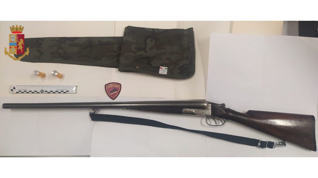 Scopre auto davanti a passo carraio e prende il fucile: denunciato