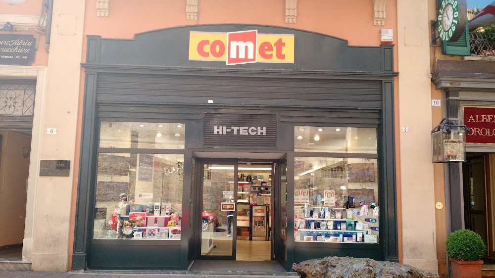 Ruba alla Comet a due passi dalla Questura, arrestato