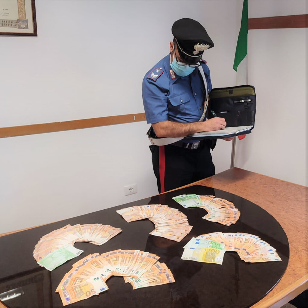 Ricatto all’ex amante per non rivelare la relazione, due arresti