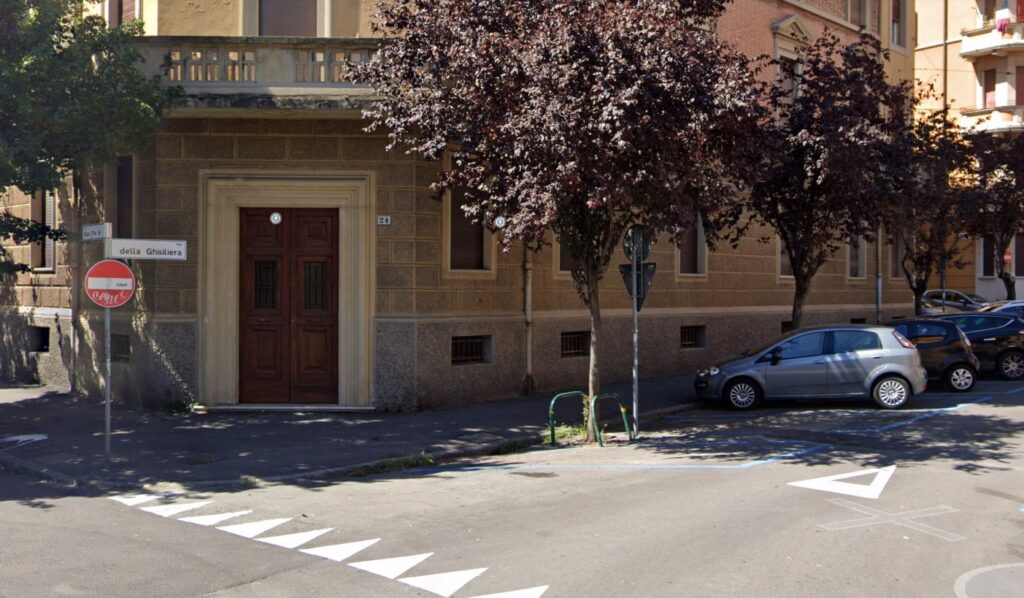 Il bambino piange troppo, lite fra due famiglie degenera in aggressione