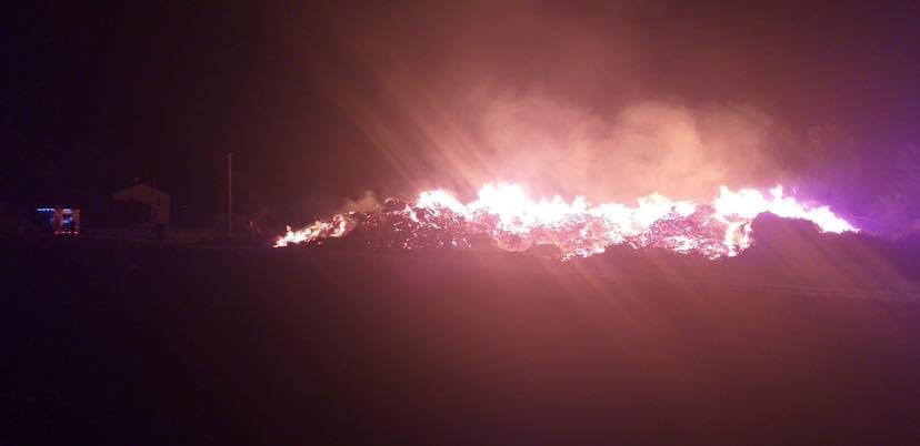 Maxi incendio a San Giovanni in Persiceto, a fuoco catasta di legno