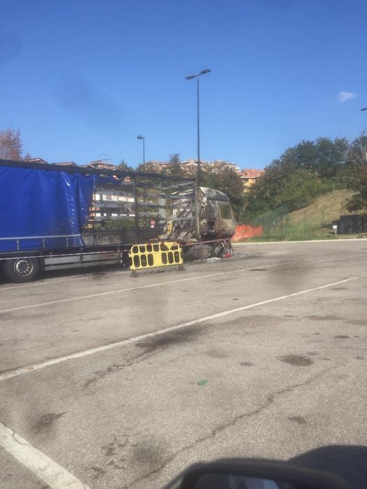 Accende fornelletto e scoppia incendio: camionista ustionato