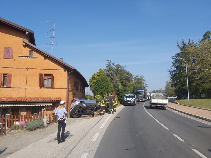 Perde controllo auto e finisce contro una casa