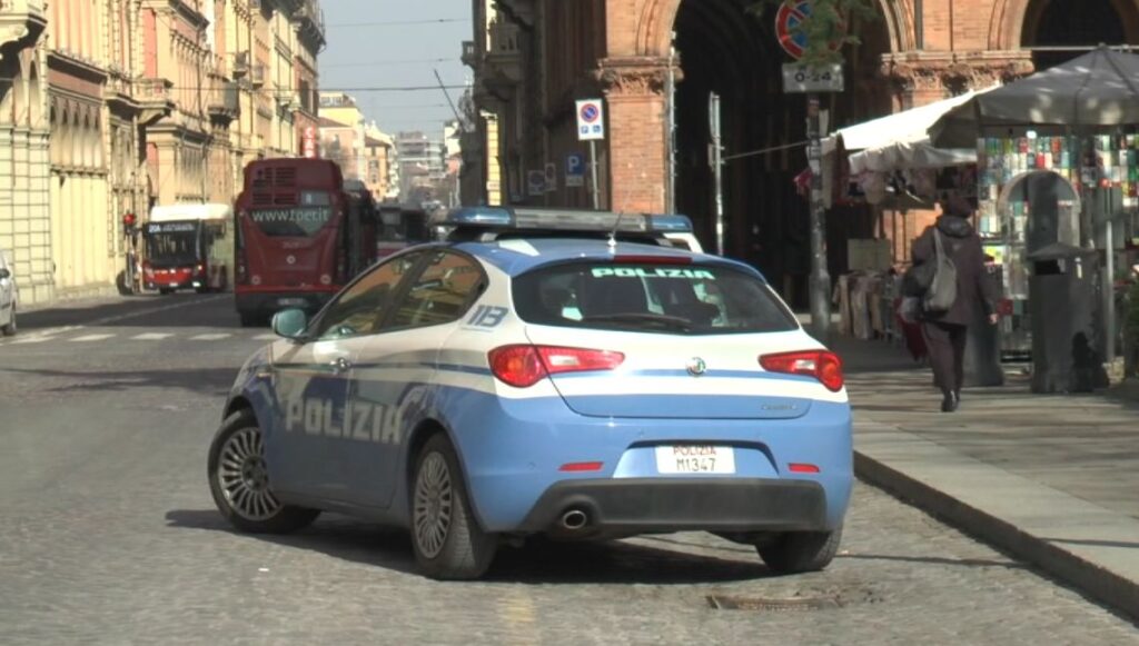 Pretende da mangiare senza pagare e danneggia il bar