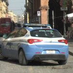 Pretende da mangiare senza pagare e danneggia il bar