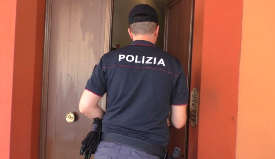 Lite fra prostitute per la gestione della casa, volano bottigliate