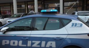 Ubriaca, minaccia operatori 118, poliziotti e avventori di un bar