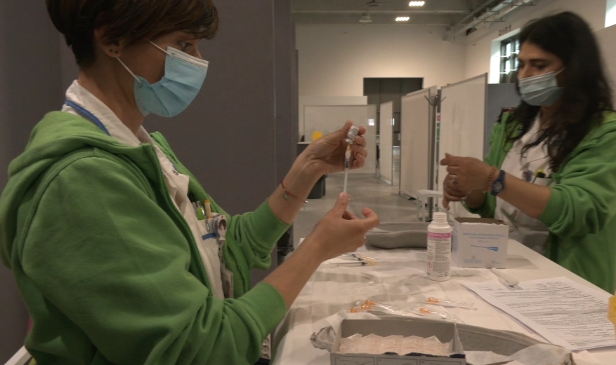 Vaccini in farmacia, domani prenotazioni al via