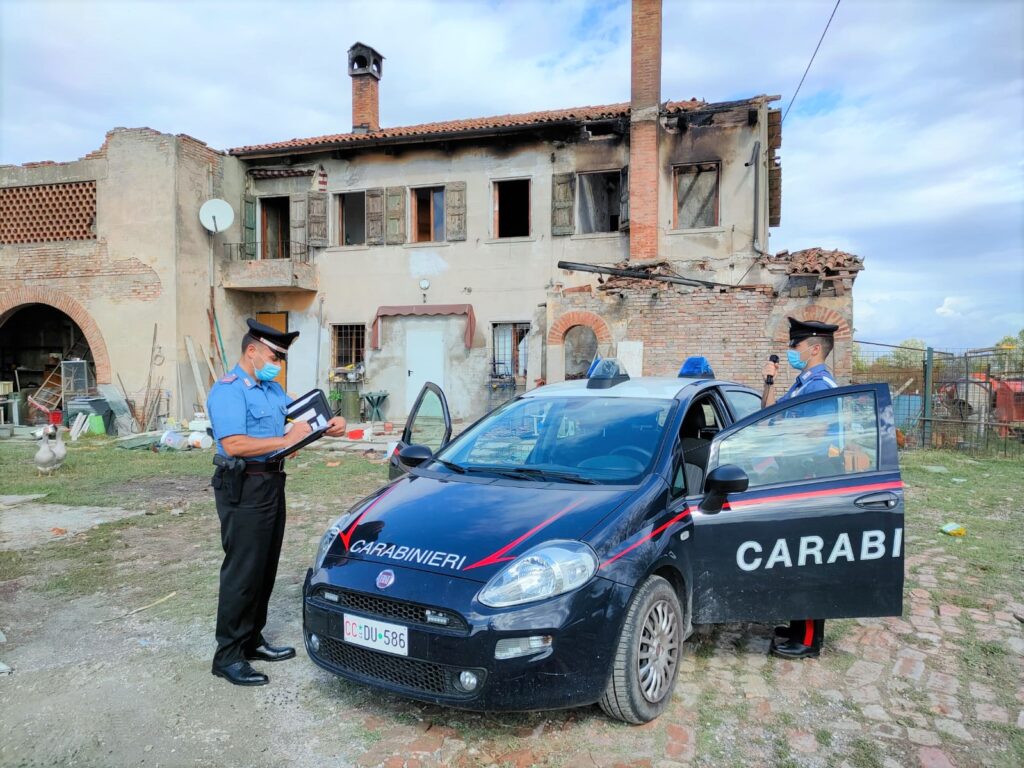 San Pietro in Casale, casolare in fiamme: salvati tre cani