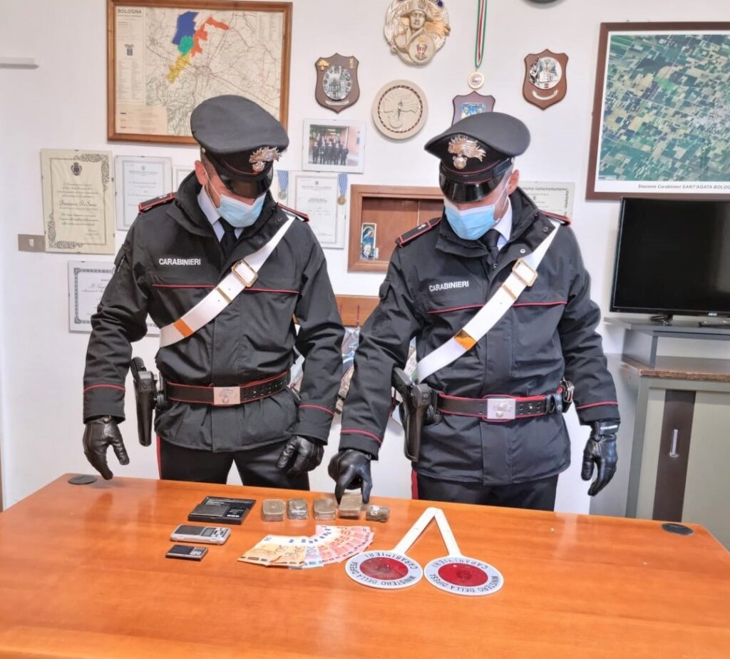 Vede i carabinieri e butta dall’auto 5 panetti di hascisc