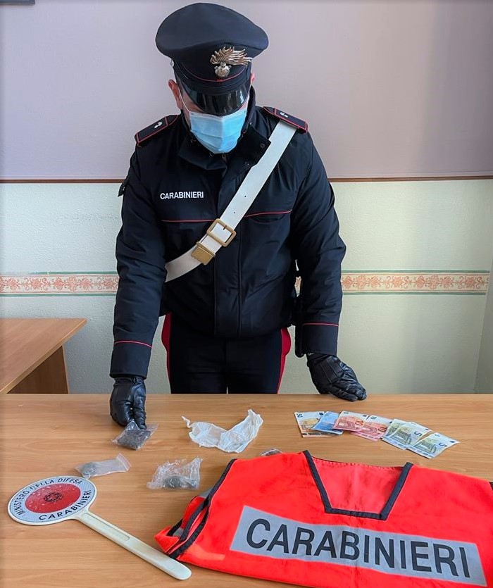 Operaio di giorno e pusher (anche a domicilio) di sera, arrestato 19enne