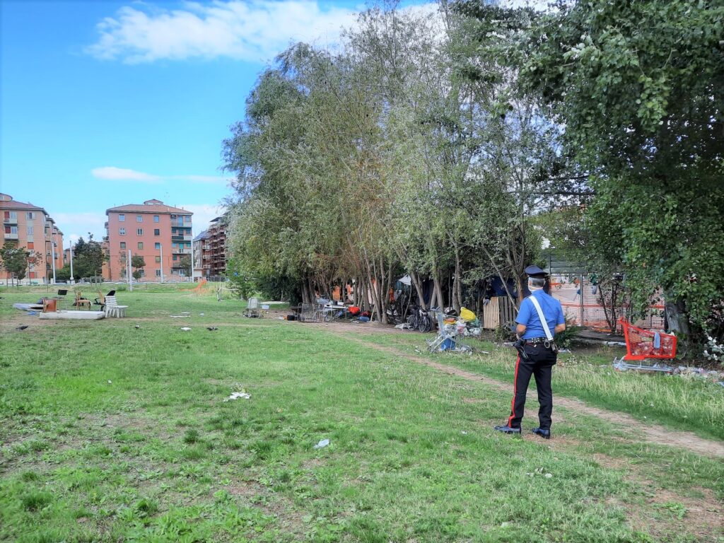 Si insediano nell’area vicino al cantiere dell’ex Xm24, allontanati