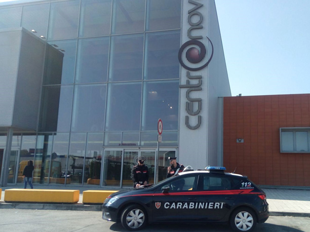 Ruba bottiglie di Sassicaia al supermercato, arrestata dai carabinieri