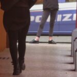 Perseguita e rapina la donna conosciuta in chat, arrestato 27enne