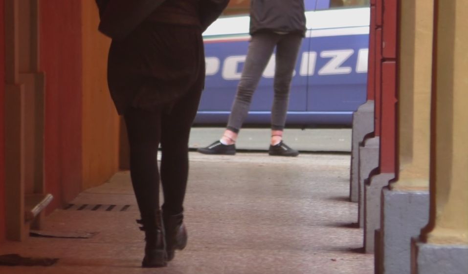 Perseguita e rapina la donna conosciuta in chat, arrestato 27enne