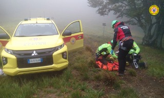 Infortunio al ginocchio, fungaiolo soccorso in Appennino