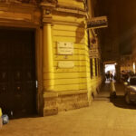 Mostra i genitali ai passanti, ma è davanti alle telecamere di un commissariato